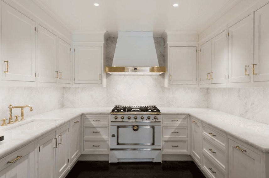 A super luxe range gives a kitchen a certain je ne sais quoi