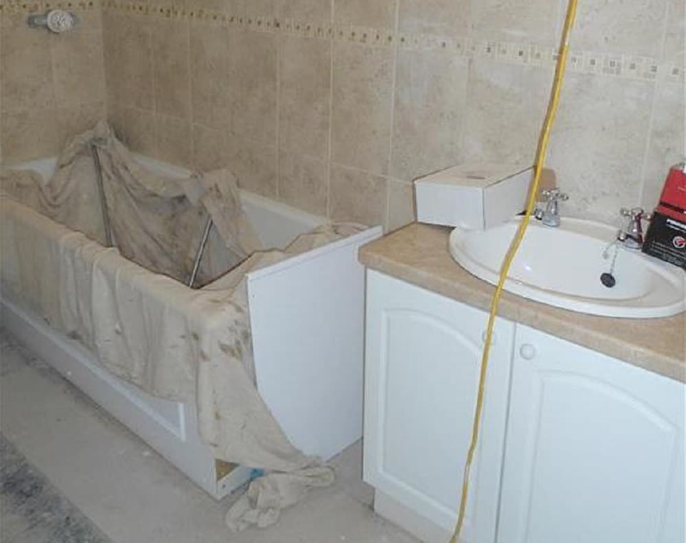 Bathroom broken: These listing photos aren't exactly inviting