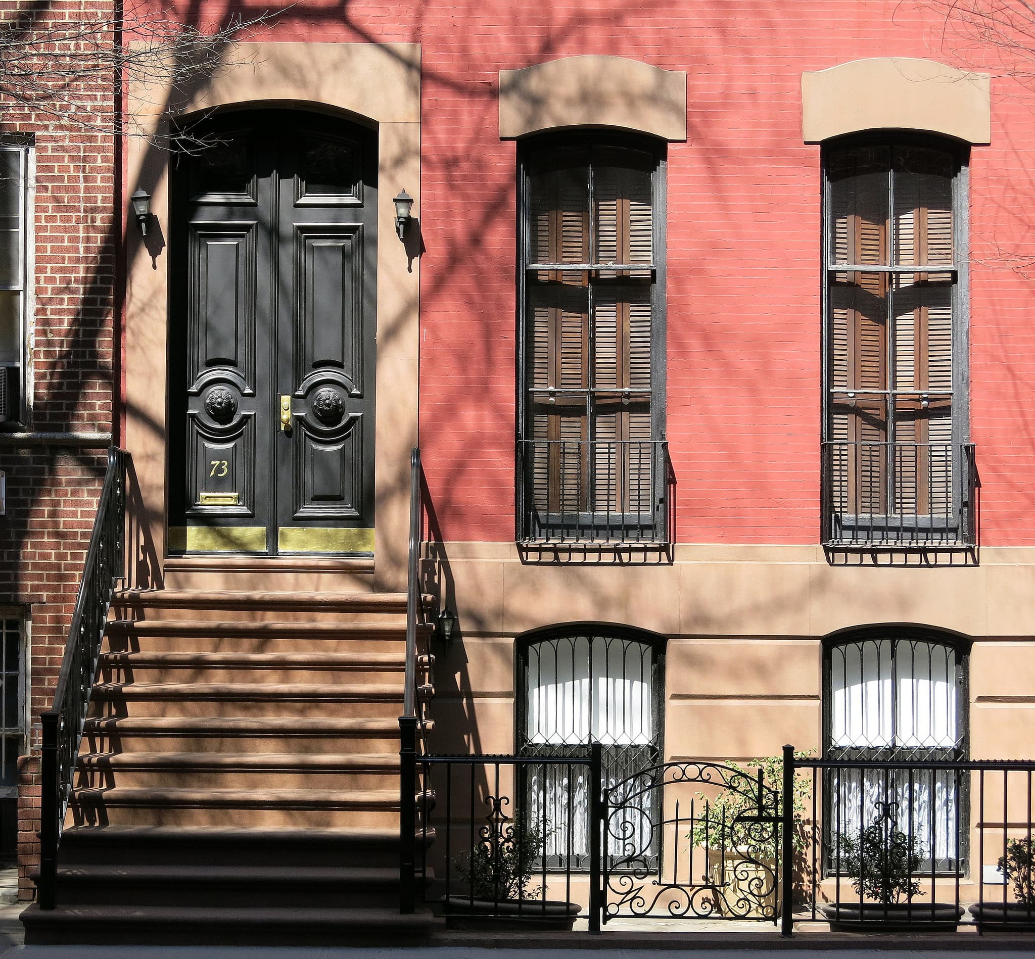 The townhouse market takes a pause, storage secrets for small apartments, and more
