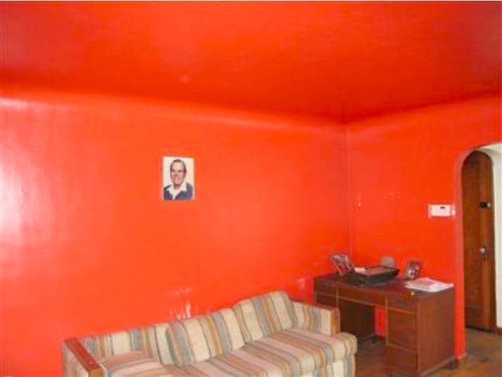 There's trouble underfoot, and all around, in this week's terrible listing photos