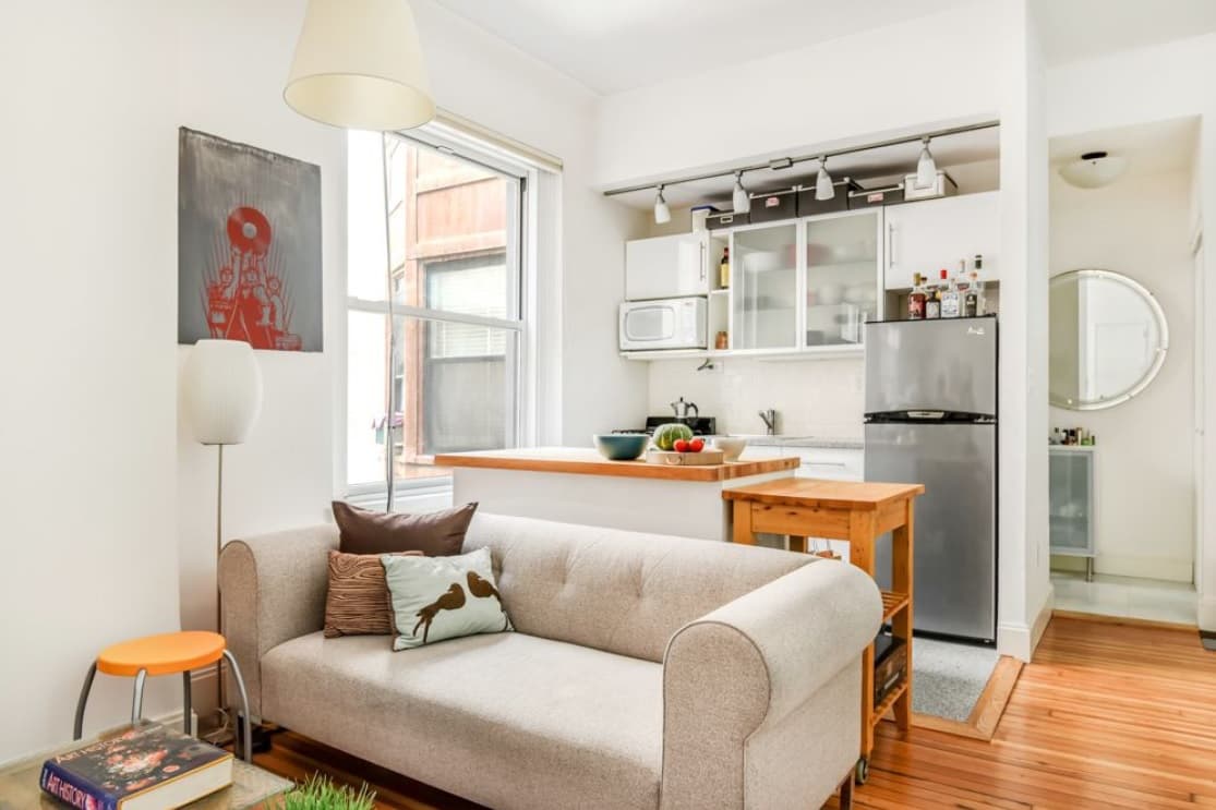 This Midtown studio apartment comes with ample closet space