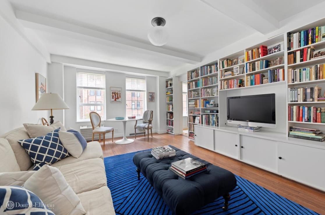 This Chelsea studio has lots of extras (and they'll cost you)