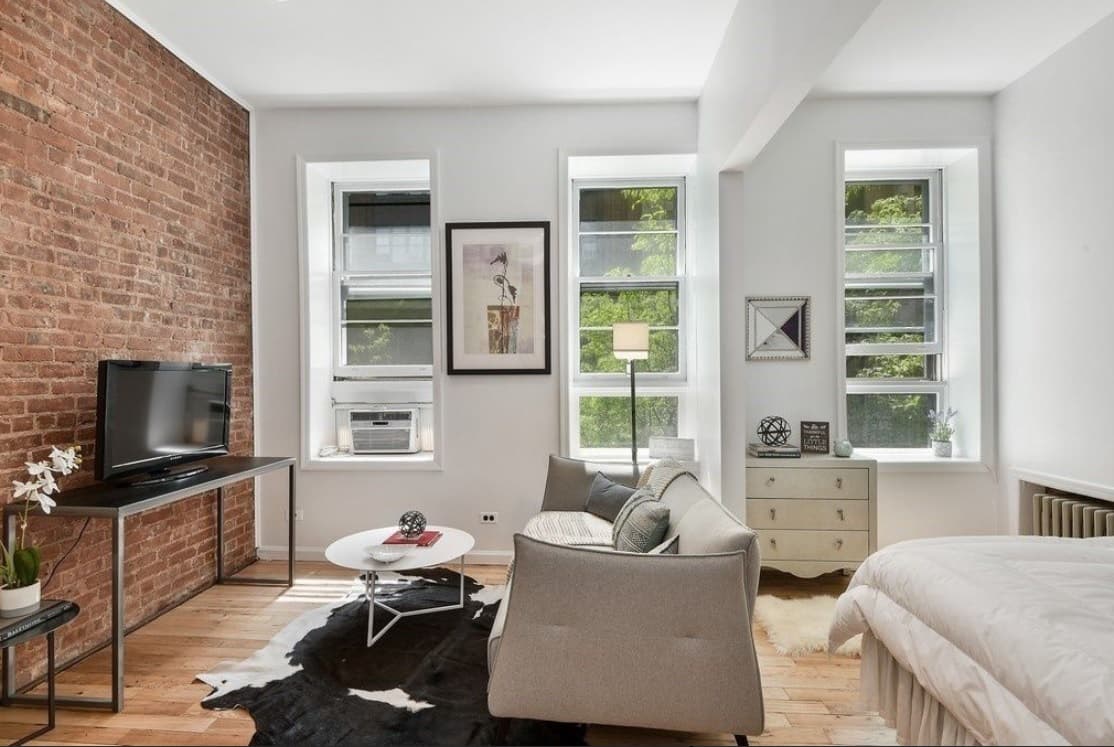 An Upper West Side studio with a split (level) personality