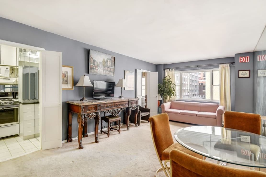 A dated studio needs to lose its carpeting and walls of mirrors