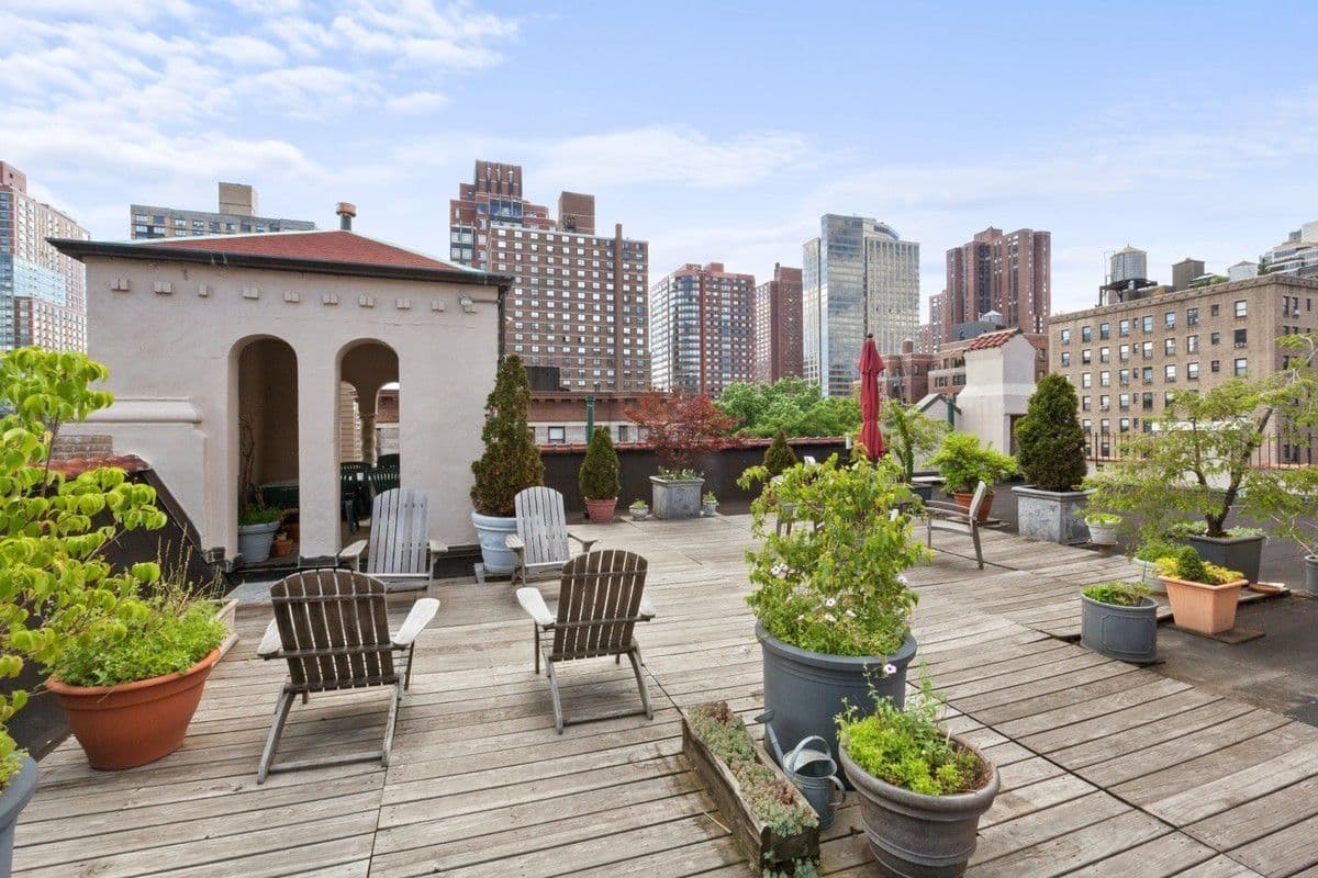 A Carnegie Hill one bedroom that you can pretend is your Mediterranean retreat