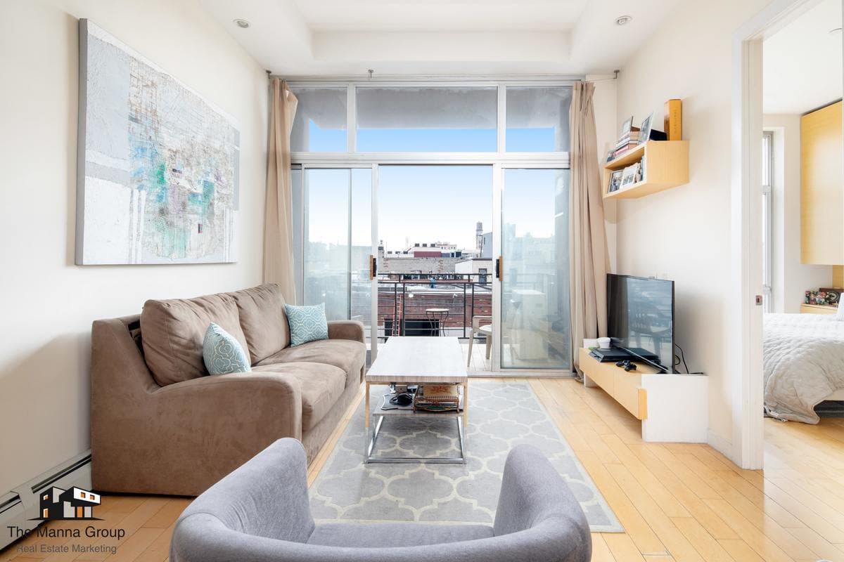 A bright one bedroom in Williamsburg, for a discount