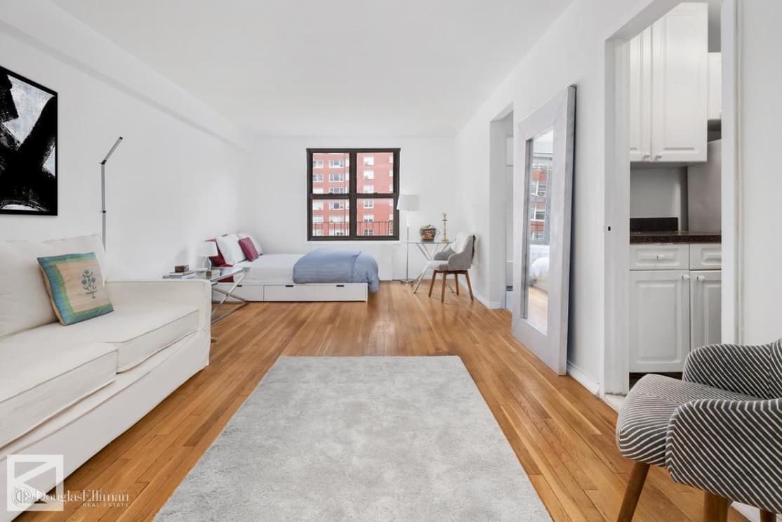 An Upper East Side studio with great amenities and a decent amount of closet space