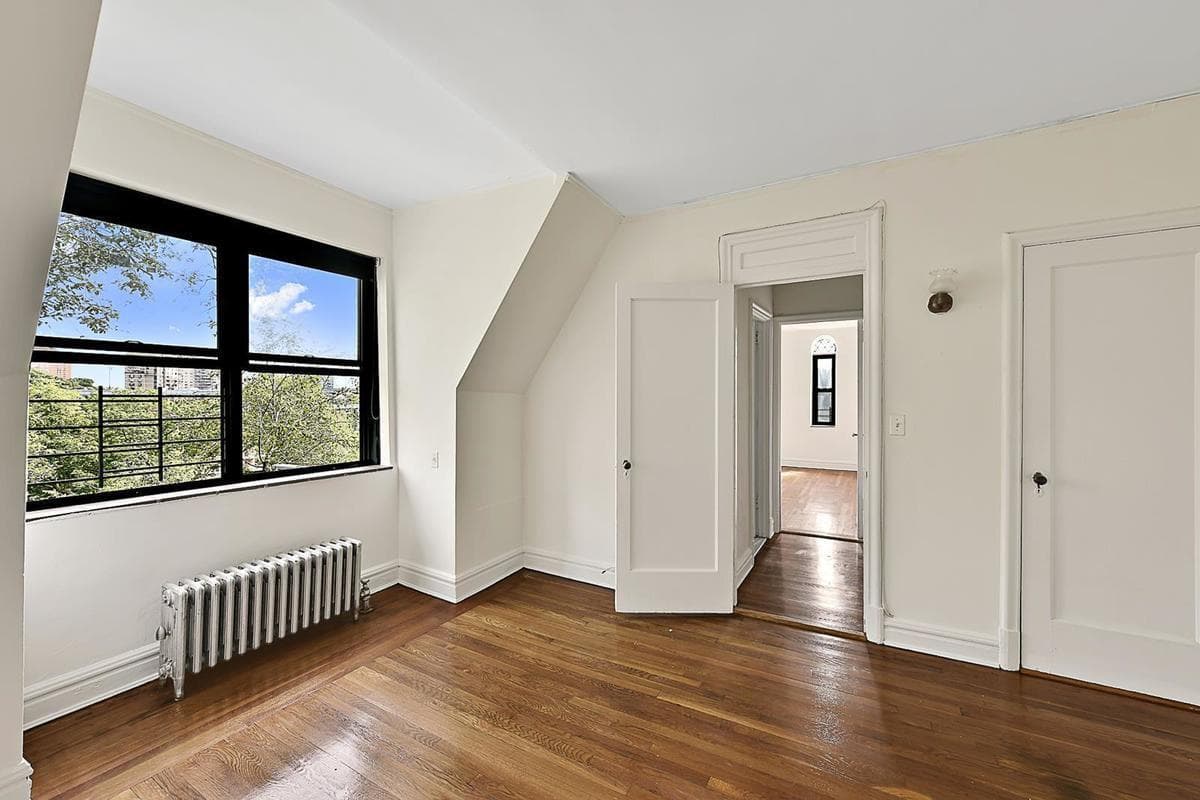 A cliff-side Bronx two bedroom gives you a taste of the high life, for $3,200