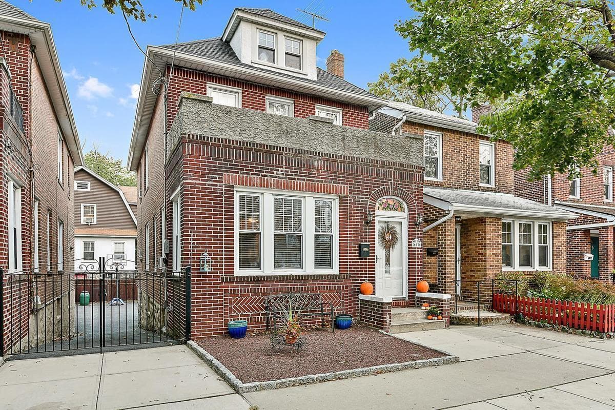 A North Riverdale house where you can live large and not have to move your car, for $4,400 a month