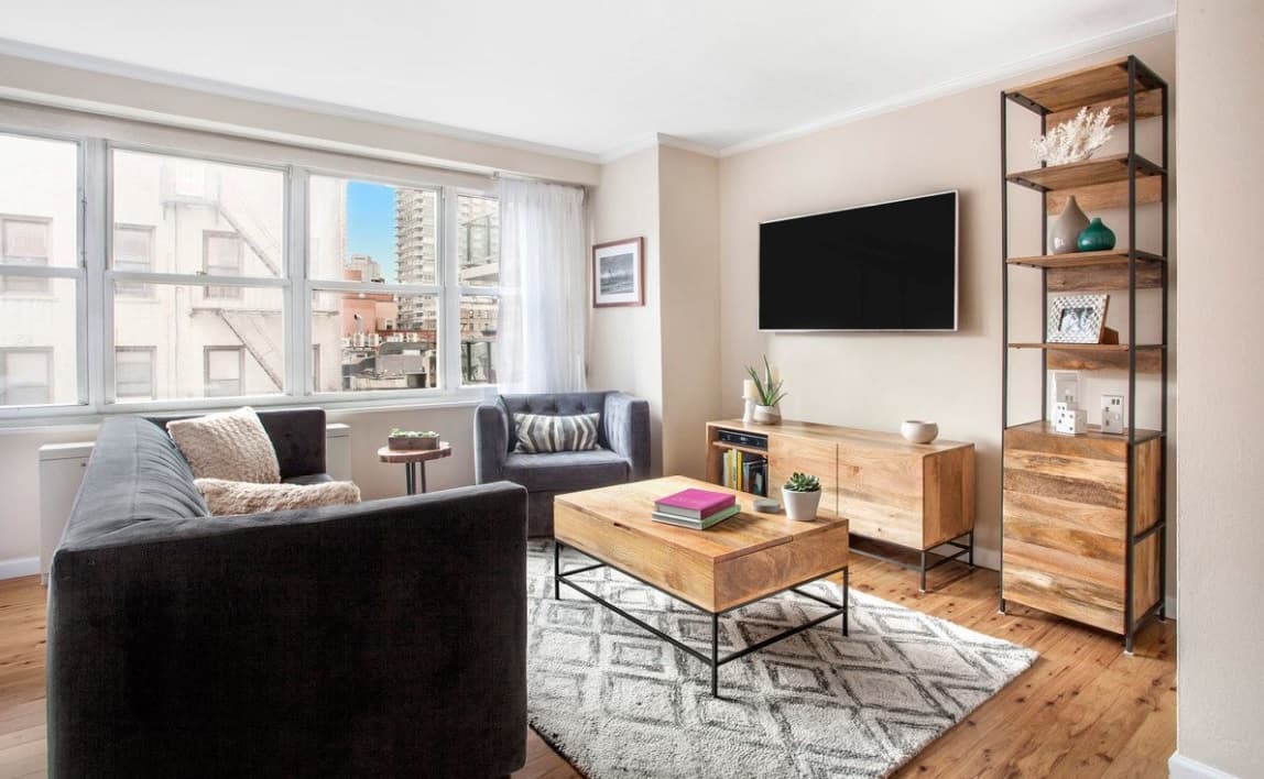 A renovated UES studio for $410,000, well under the median for the nabe