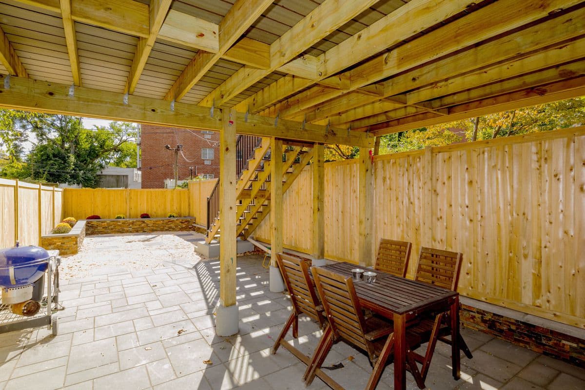 This Windsor Terrace townhouse apartment has backyard access