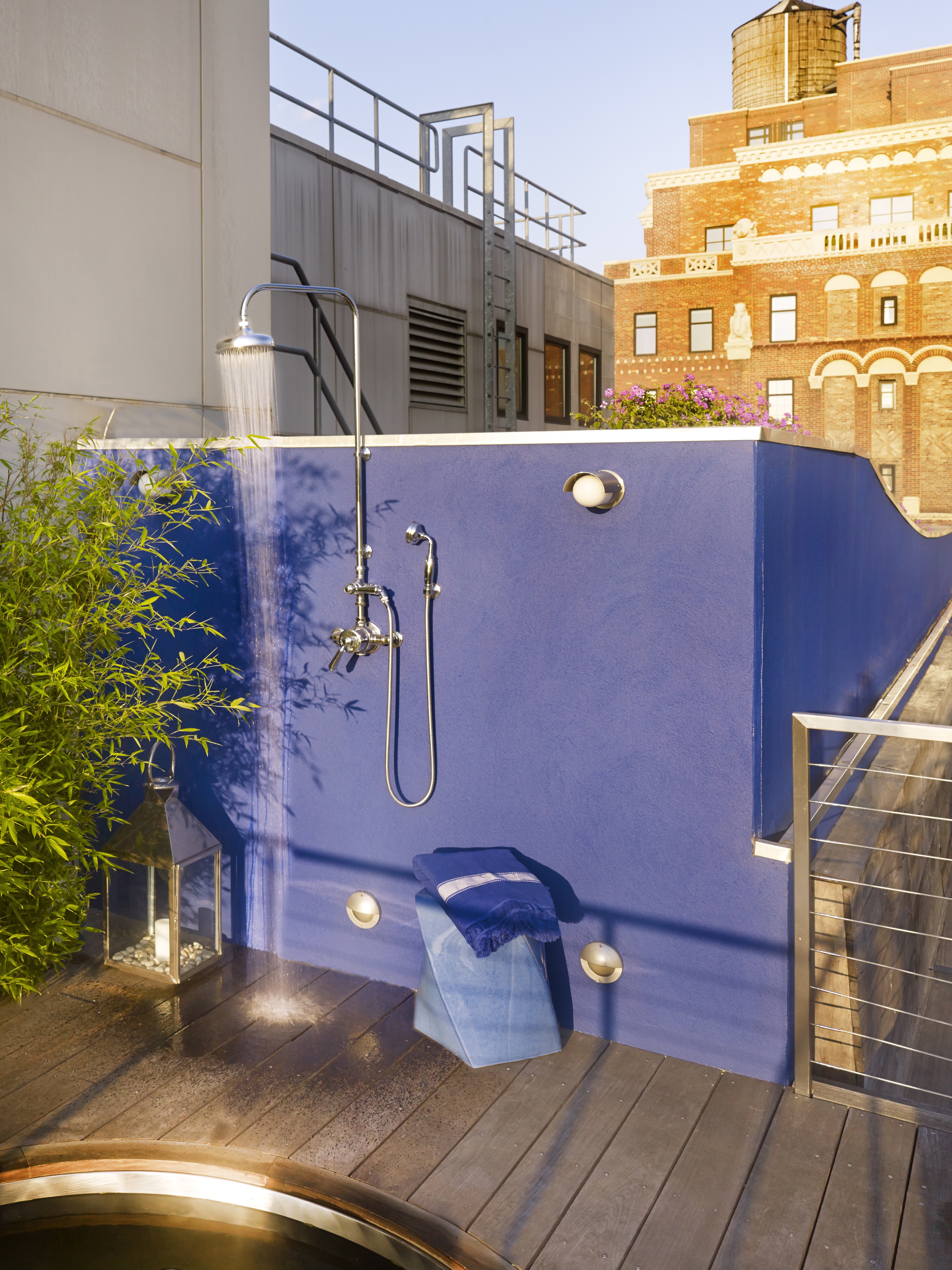 These rooftop showers take bathing out in the open to a whole new level