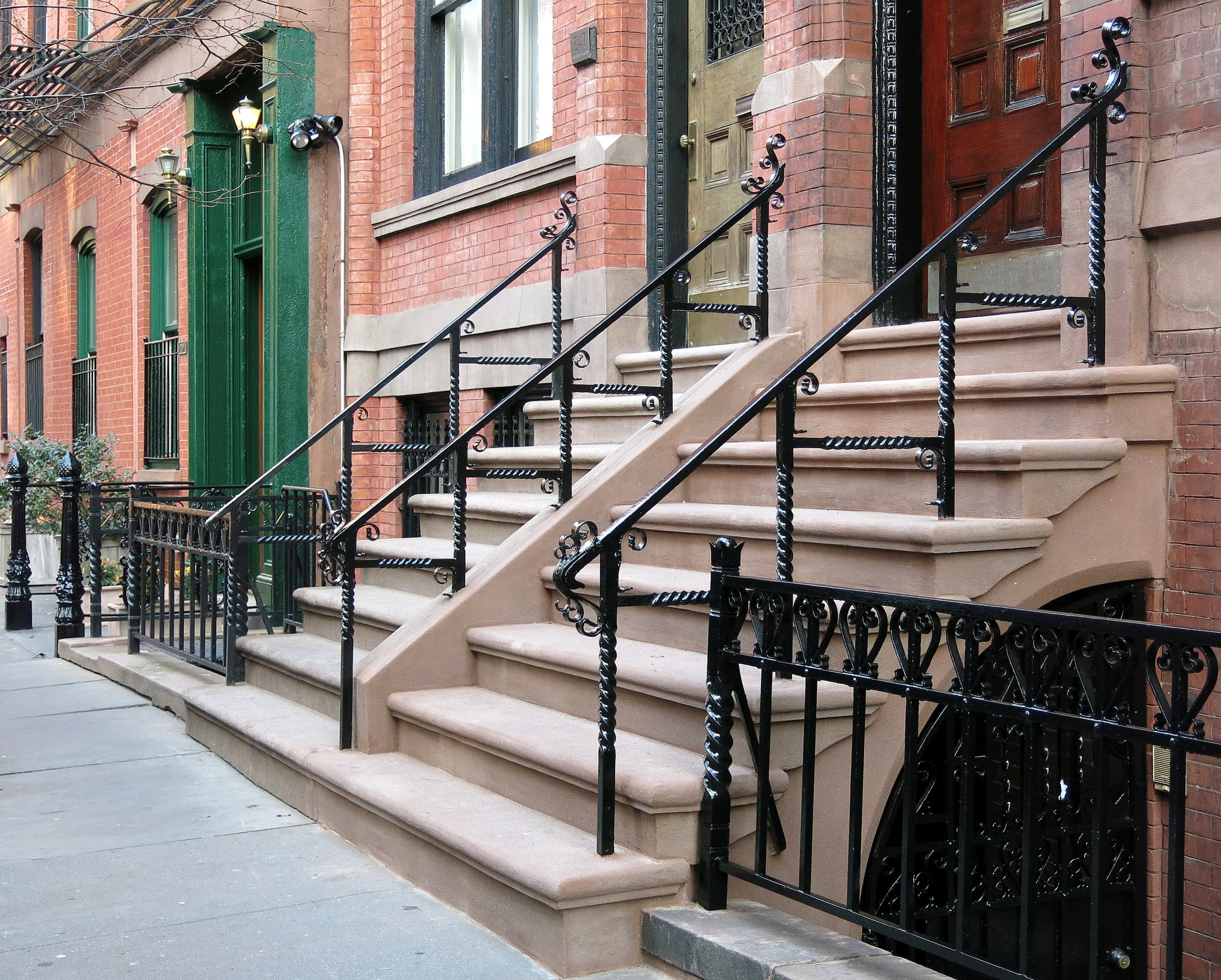 Six degrees of celebrity connections: Does a minor association with fame help an NYC apartment listing? 