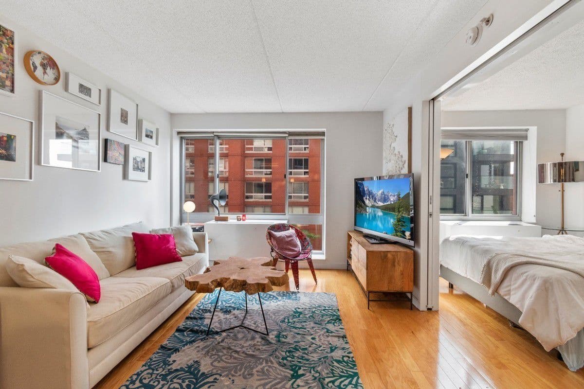 A one bedroom in Chelsea with upscale amenities and low monthlies for $825,000 