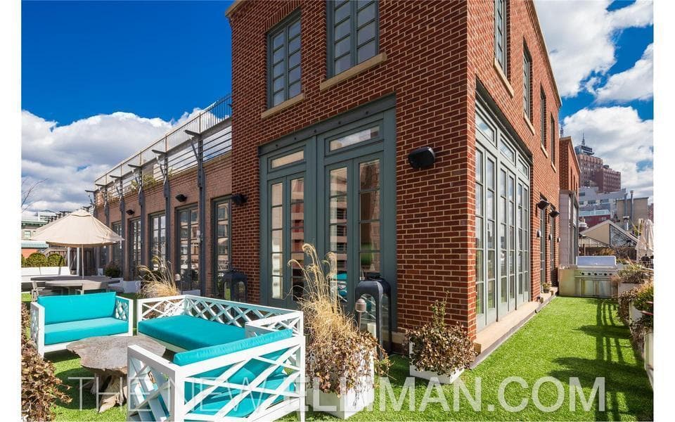 Real Estate Want: An amazing roof-top "lawn" 