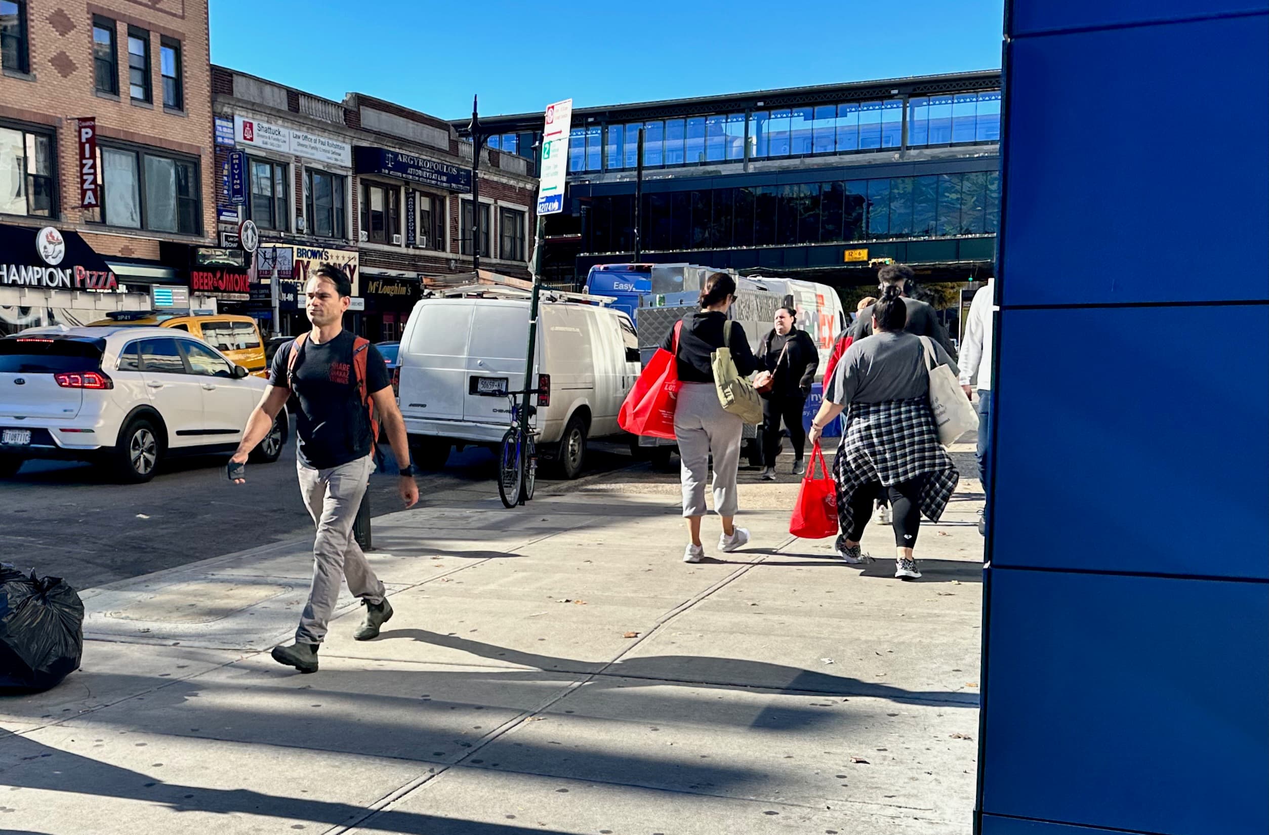 Seeking a brownstone with a pool, luxury rents spike, & more