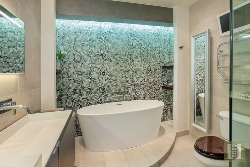 Five homes with mosaic tile bathrooms that pack a visual punch