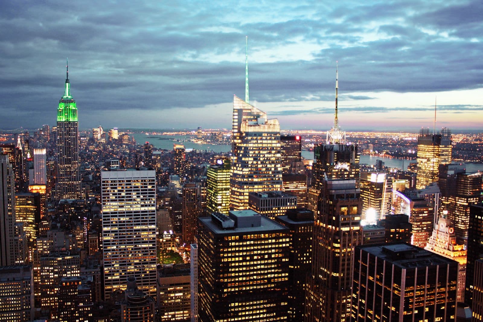It was a record-breaking end of 2015 for Manhattan sales