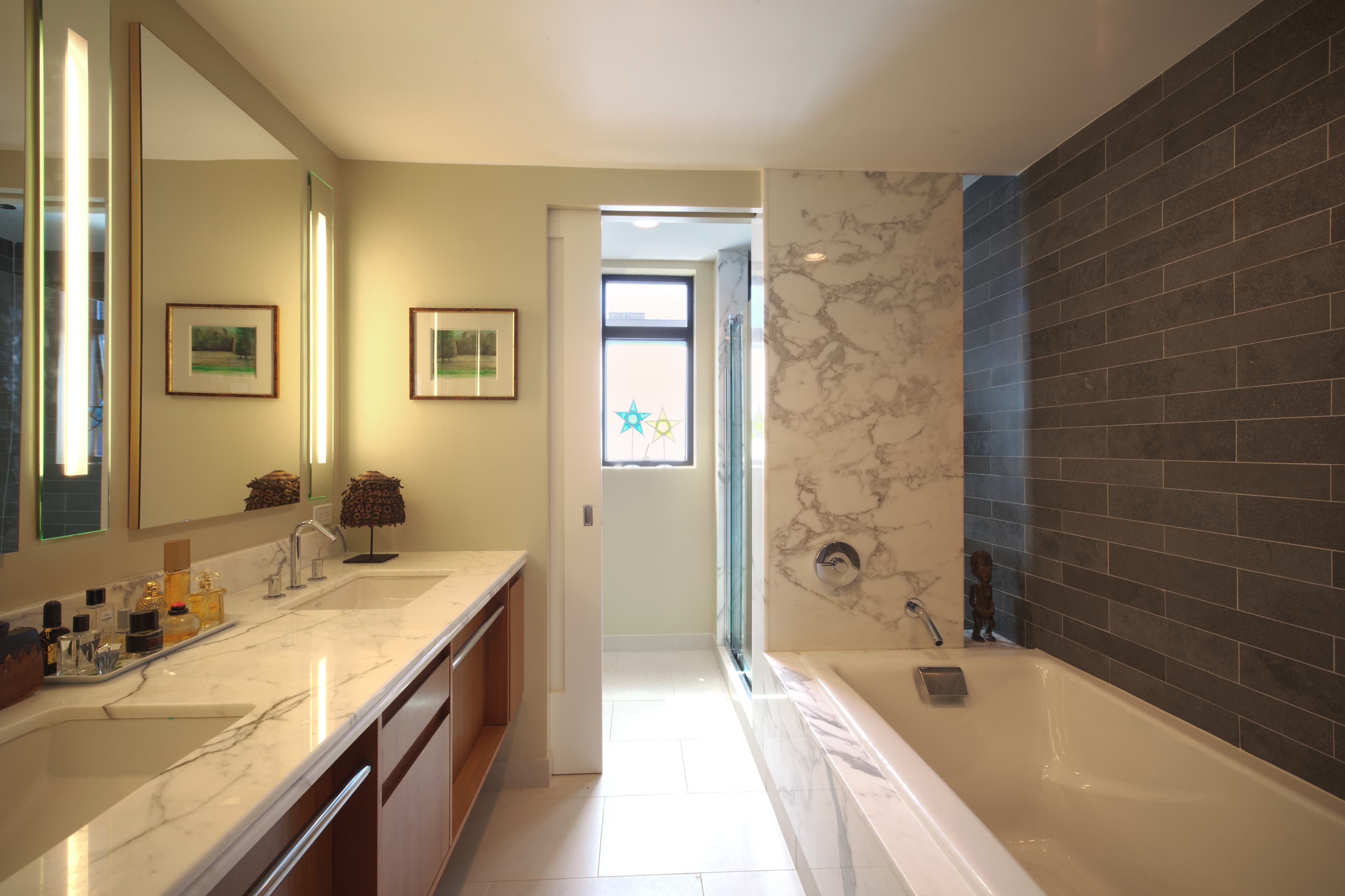 What's the difference between Carrara and Calacatta marble, and how do I tell them apart?