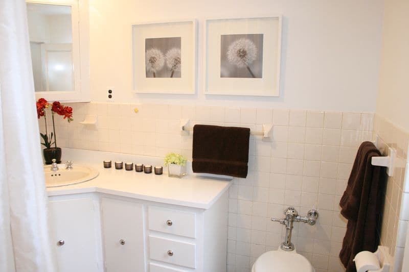 How to stage a bathroom--with very little money