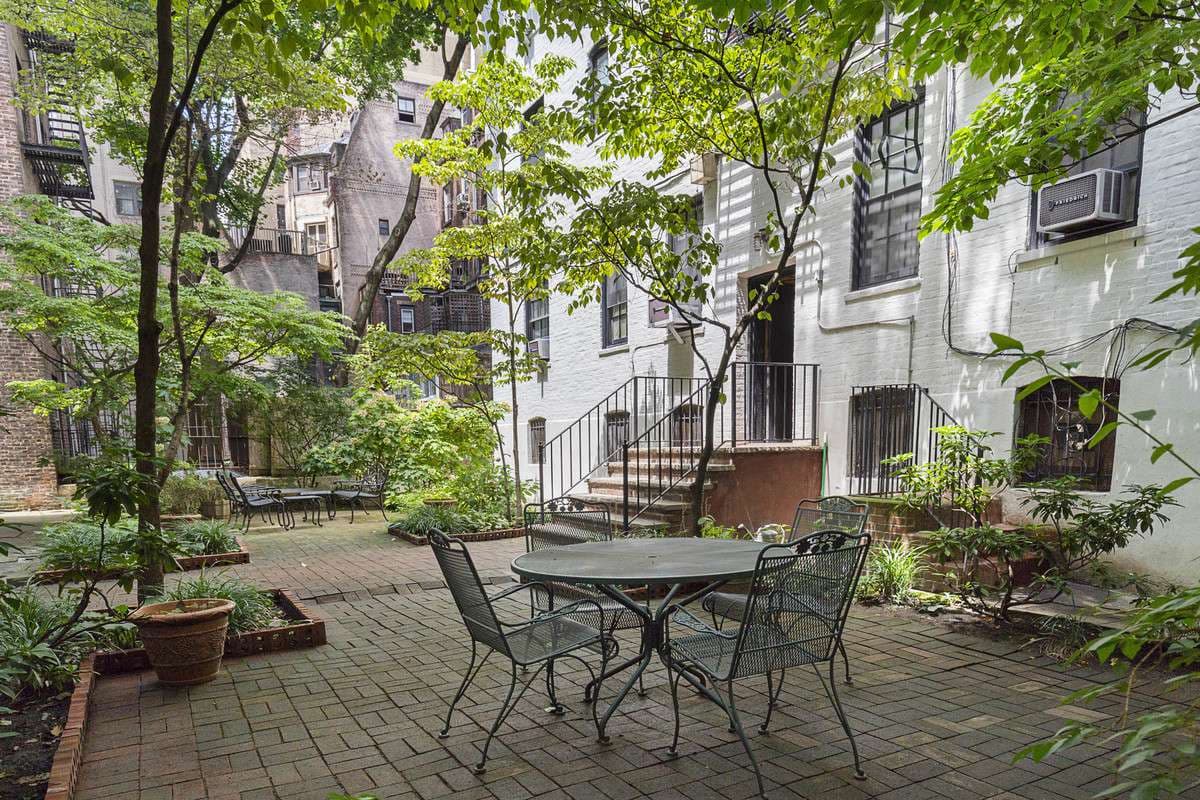 A Brooklyn Heights two bedroom with an eat-in kitchen for $1,350,000, no board approval required