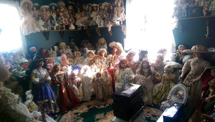 A questionable "exercise room," a doll collection to scare the daylights out of you and more bad listing photos