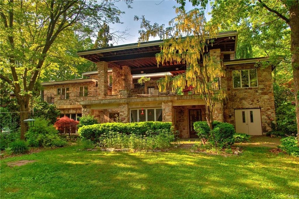 A Frank Lloyd Wright-inspired country house without a starchitect price tag