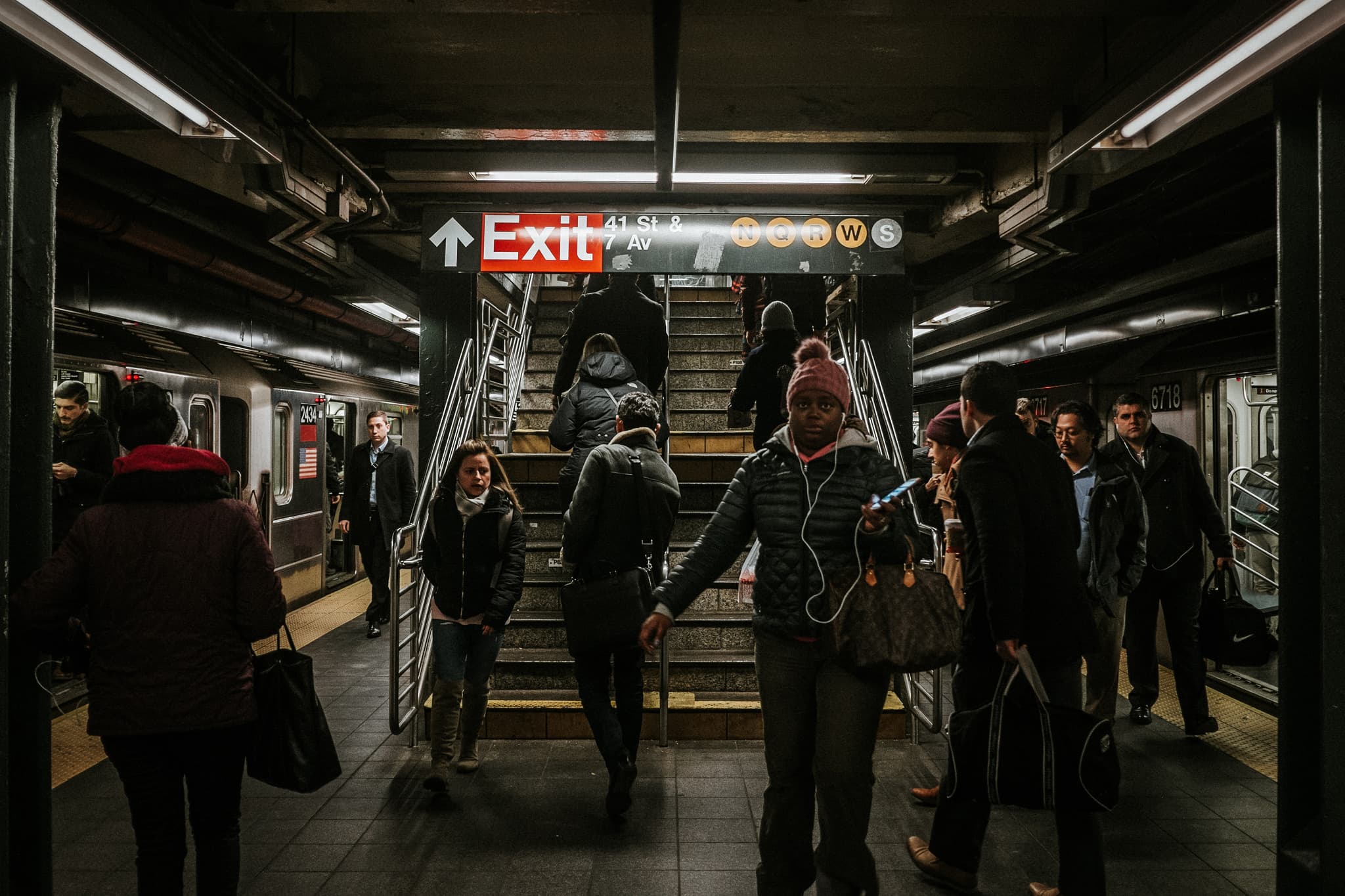 Subway delays dominate rush hour, hiding houses in NYC, & more