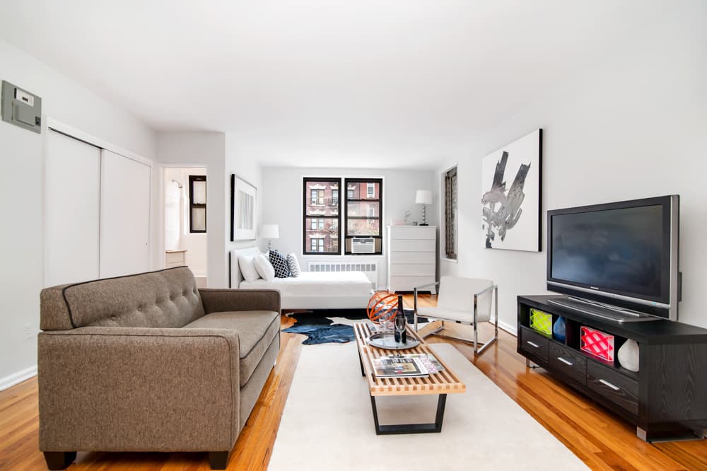 An UES studio for less than $400k that you may want to consider as an investment