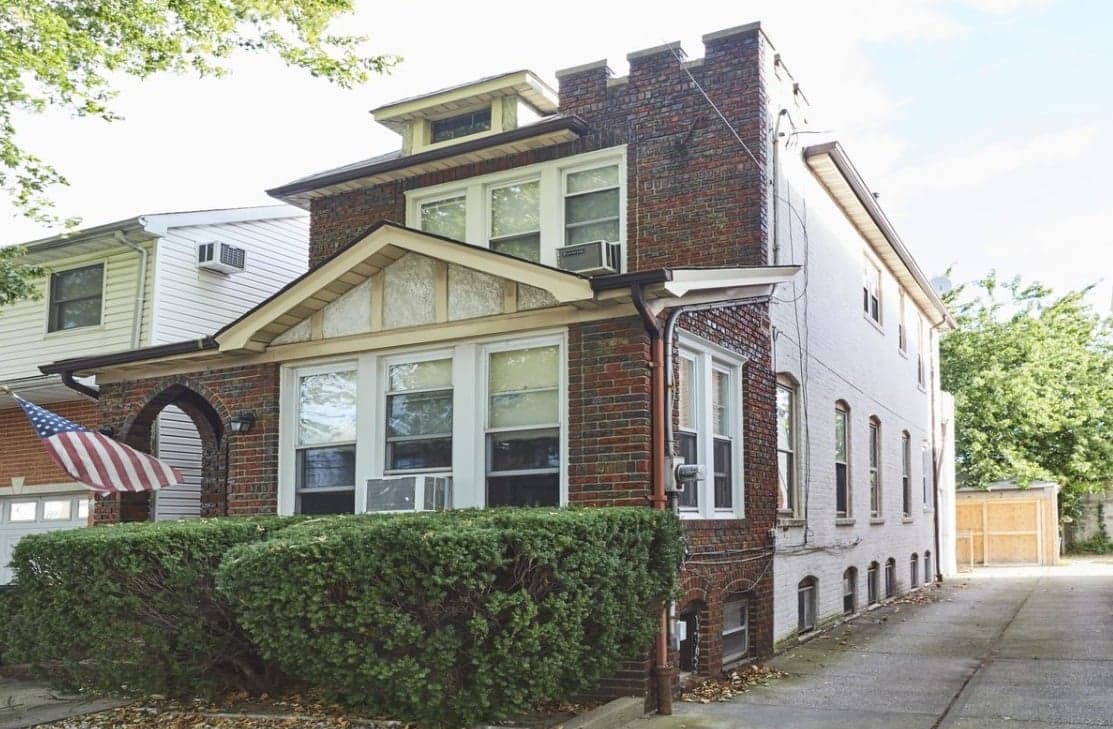 Looking for a house in NYC with a parking space that doesn't cost (as big) a fortune? Here are some pointers