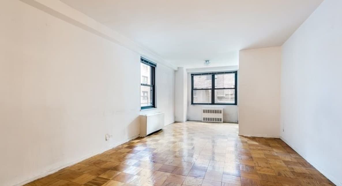 This under-$400,000 Murray Hill studio could be the perfect pied a terre—with a little bit of work