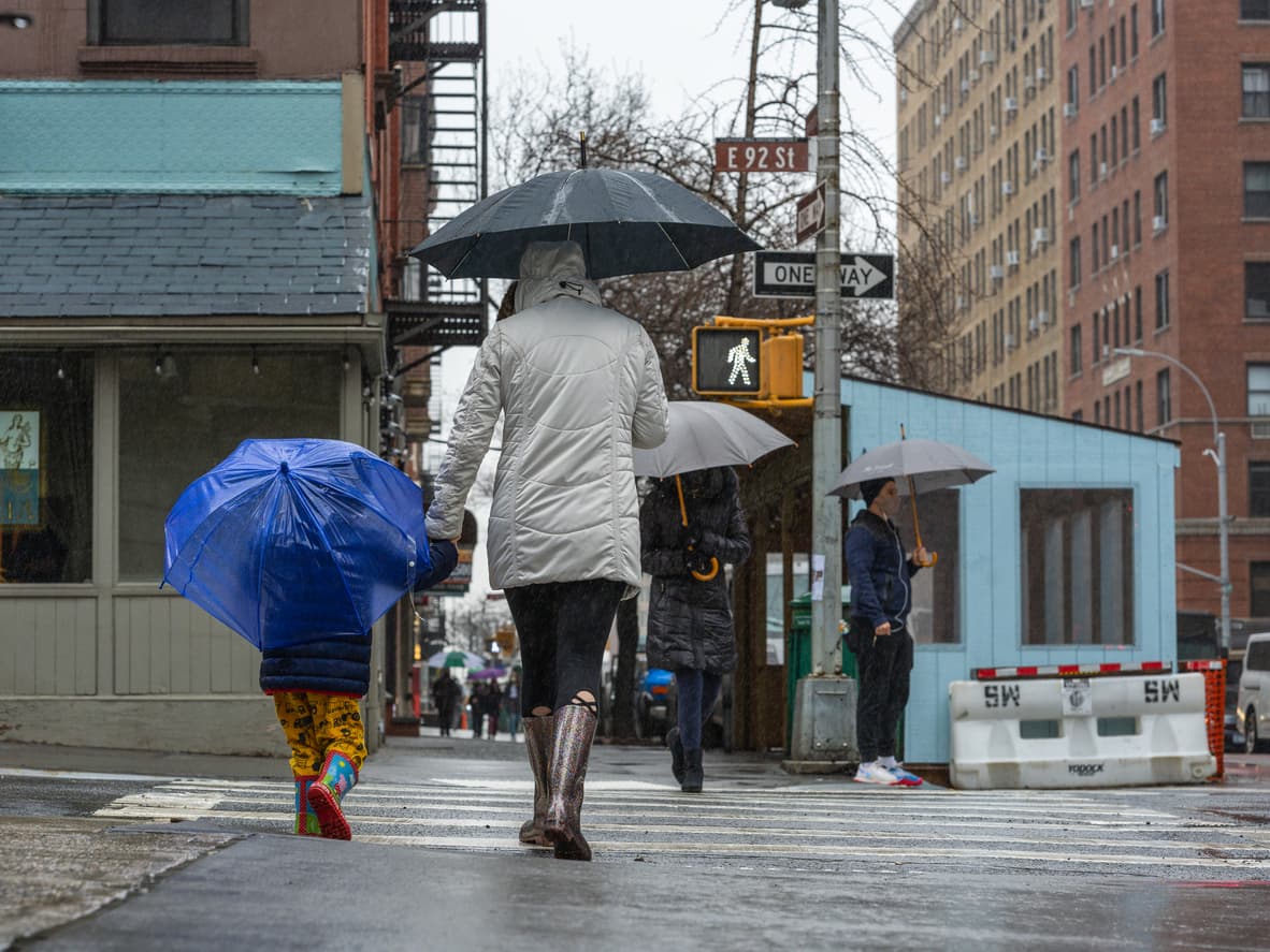 Agent settles discrimination lawsuit, a 'shrieking' condo building, & more