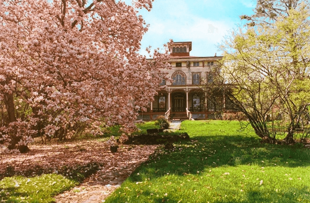 The case for buying a possibly haunted Staten Island mansion