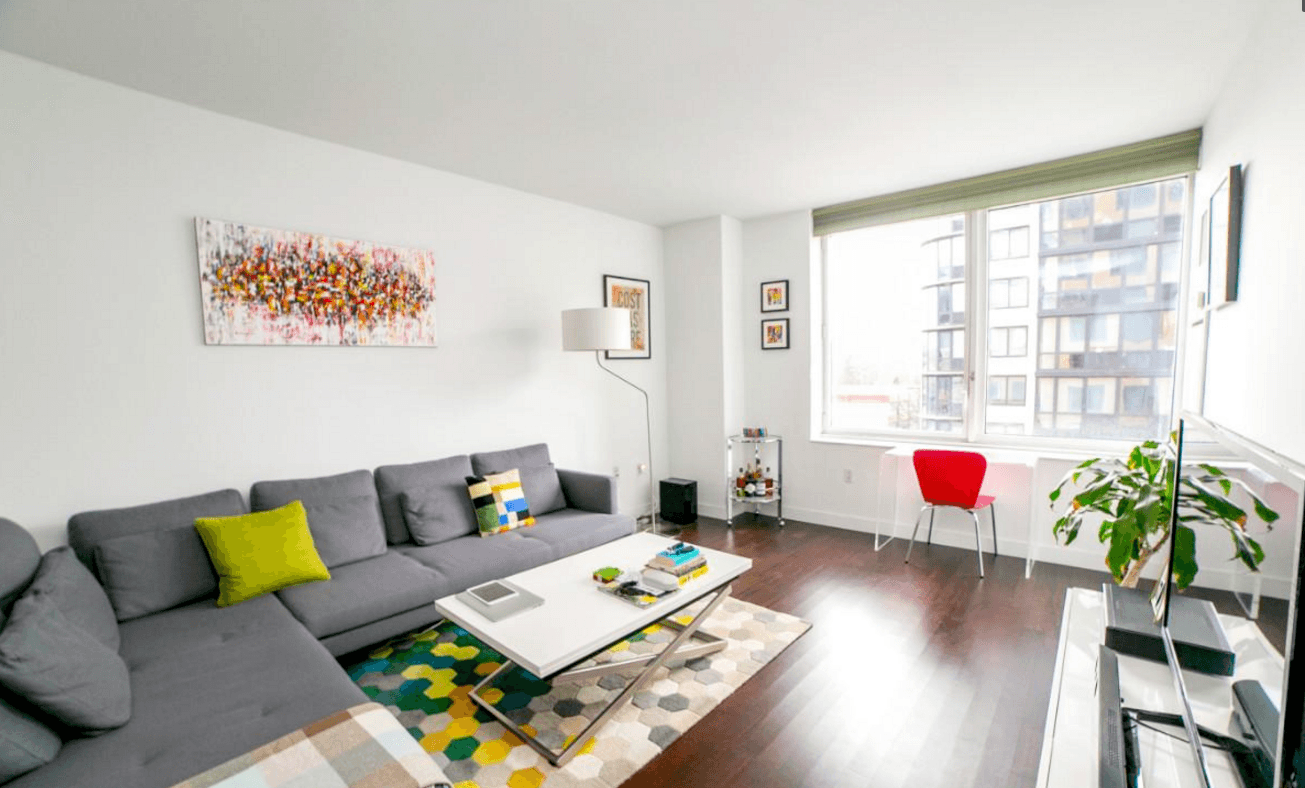 This downtown Brooklyn studio's got modern finishes and building amenities galore