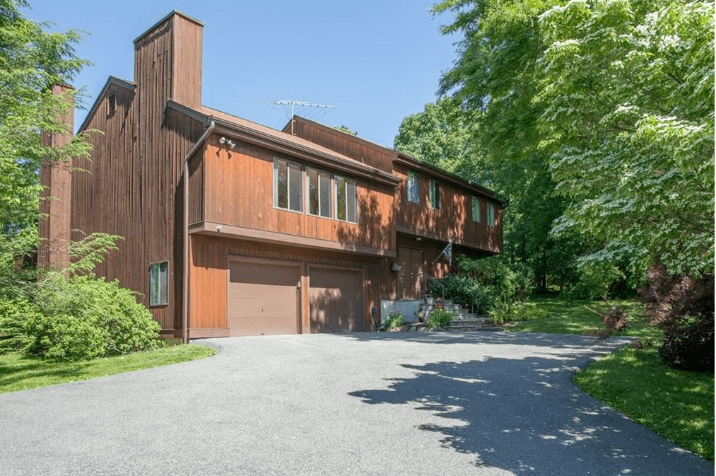 This Putnam County house with a pool is perfect "vacation-home distance" from the city