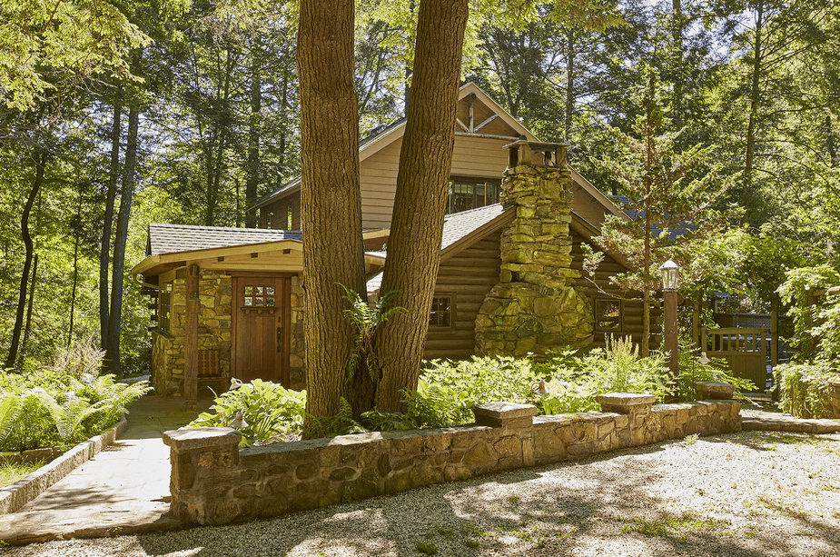 Escape city living in an updated Chappaqua log cabin with presidential ties
