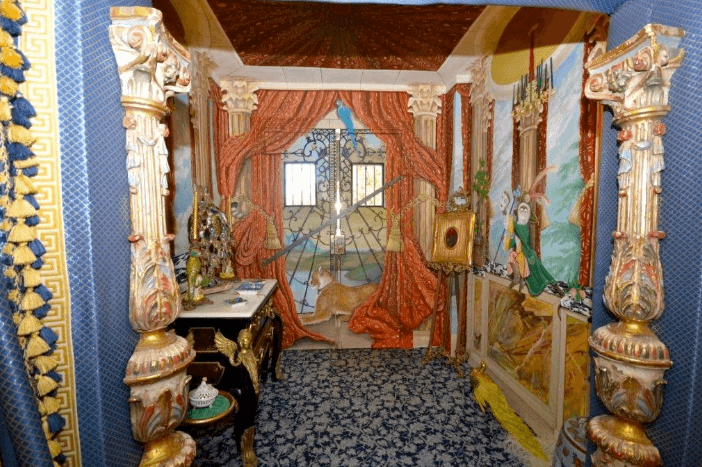 We assume these sellers have never heard of a stager