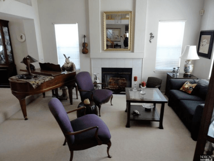 A frightening pianist, a baby photobomb, and more bad listing photos