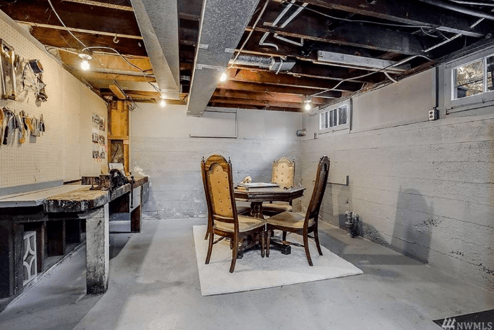 There's questionable taste on display in this batch of bad listing photos