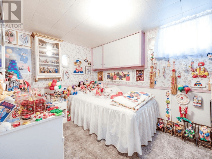 It's safe to say the family that's selling this home REALLY likes clowns