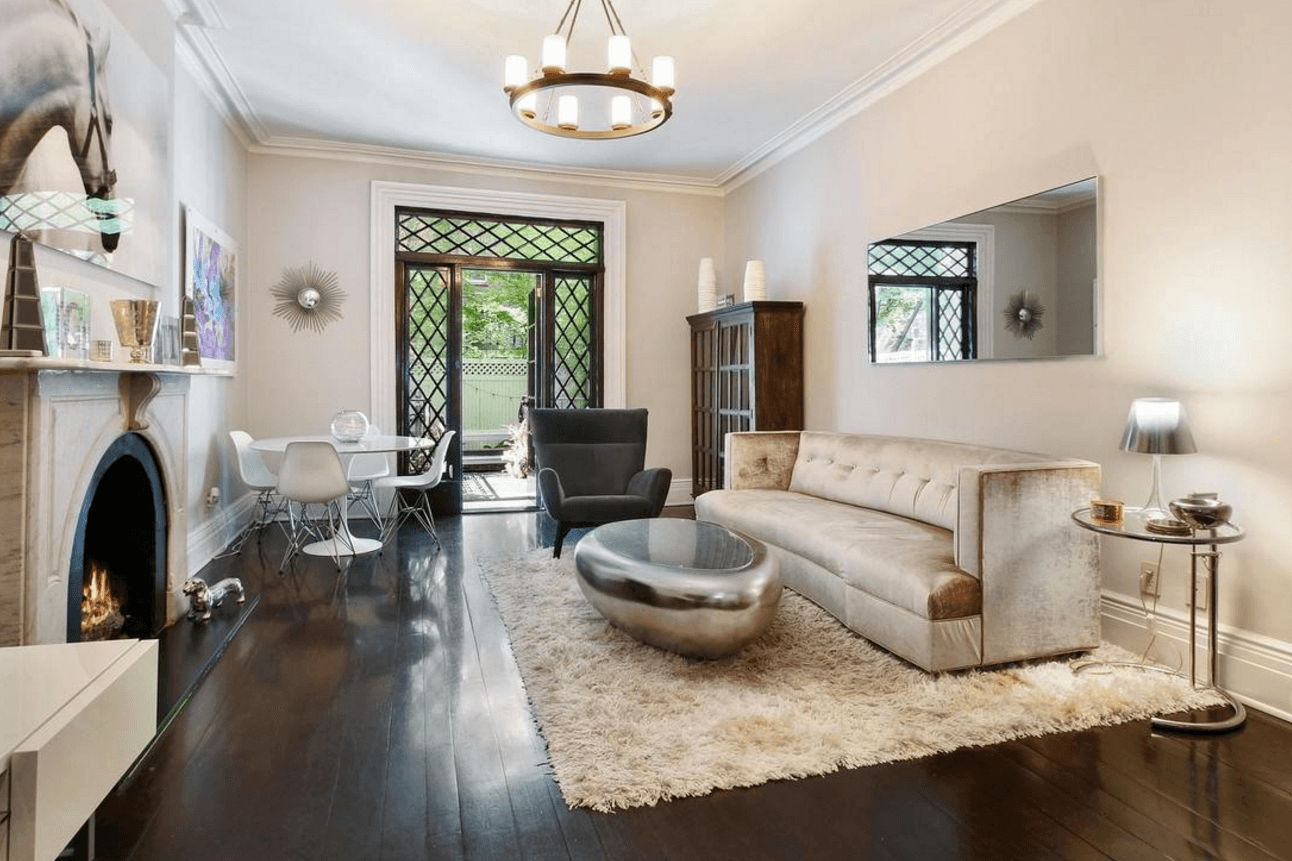 A Chelsea bachelor or bachelorette pad that makes the most of its ground-floor location