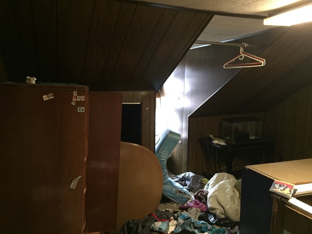Messes, strangers, and mattresses, oh my: These real estate listing photos stink