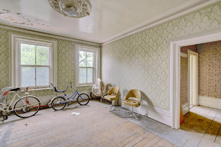 A throwback living room, an oddly placed fridge, and more terrible listing photos