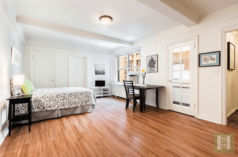 This Brooklyn Heights studio has classic co-op cred—and a prime promenade location