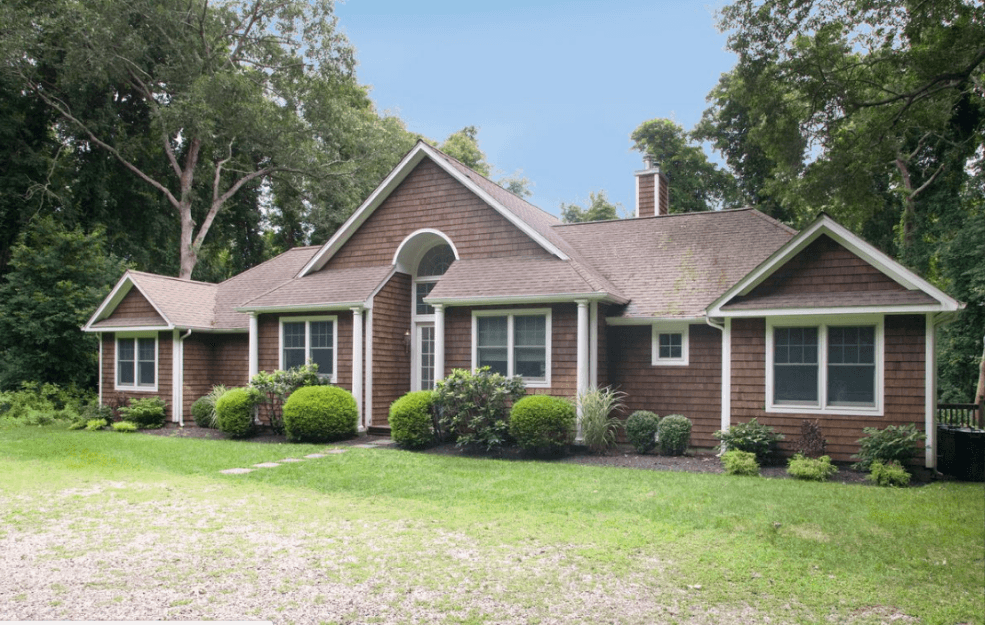 It's time to get serious about your Hamptons summer plans, and this house could fit the bill