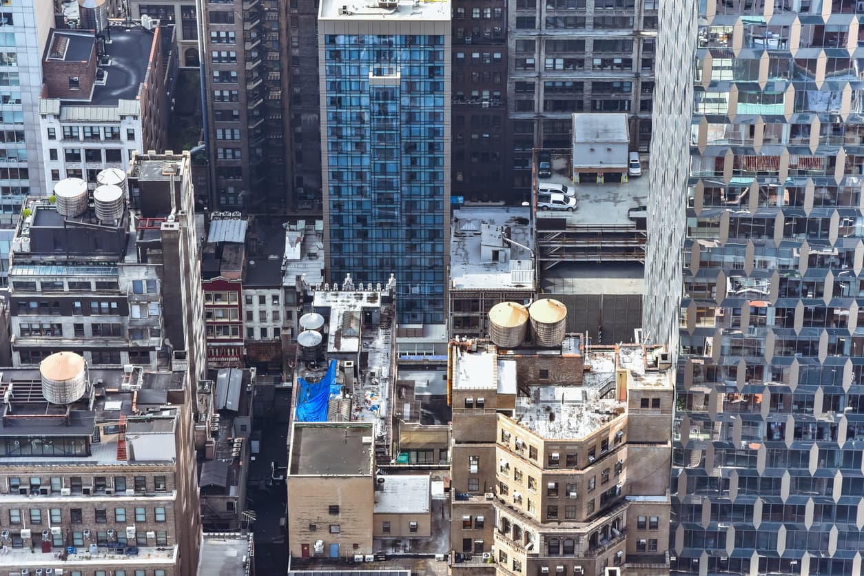 Pay a large security deposit upfront or smaller monthly fees? Mayor de Blasio wants to offer more NYers a choice