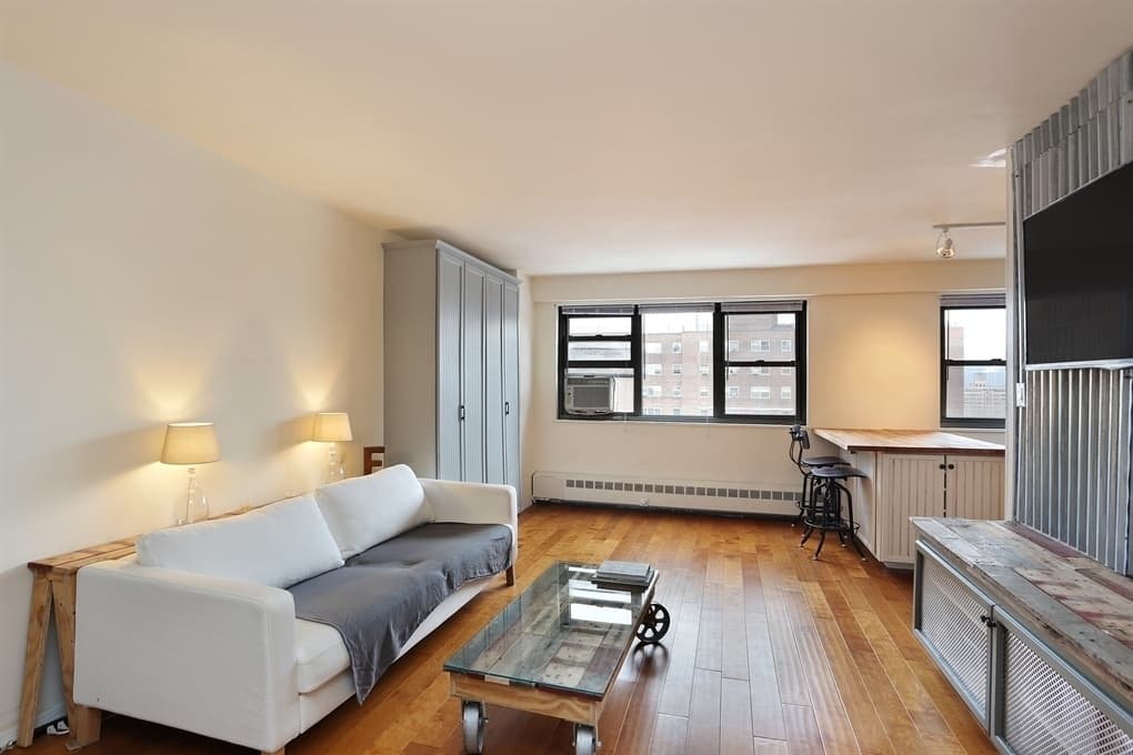 A movable breakfast bar spruces up this $325,000 Downtown Brooklyn studio