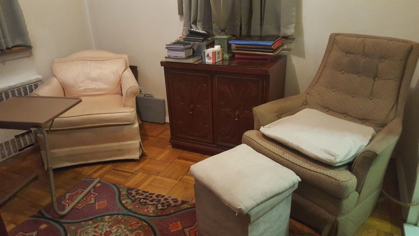 Why do people use crappy photos when they are trying to sell or rent an apartment?