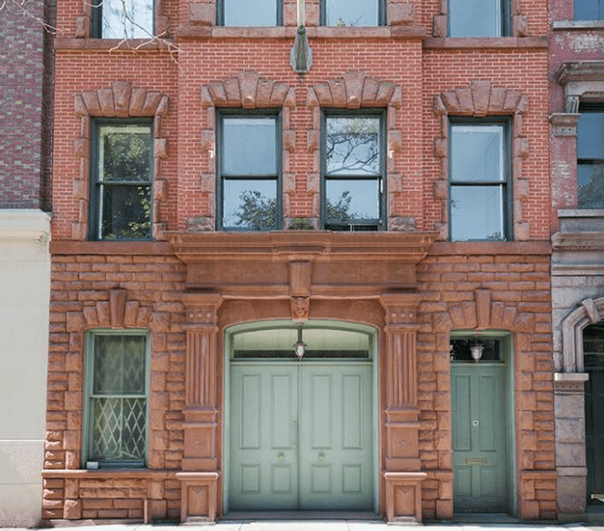 How is a carriage house different from a regular townhouse?