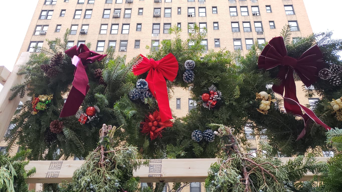 Brick Underground’s best advice on holiday tipping in NYC buildings